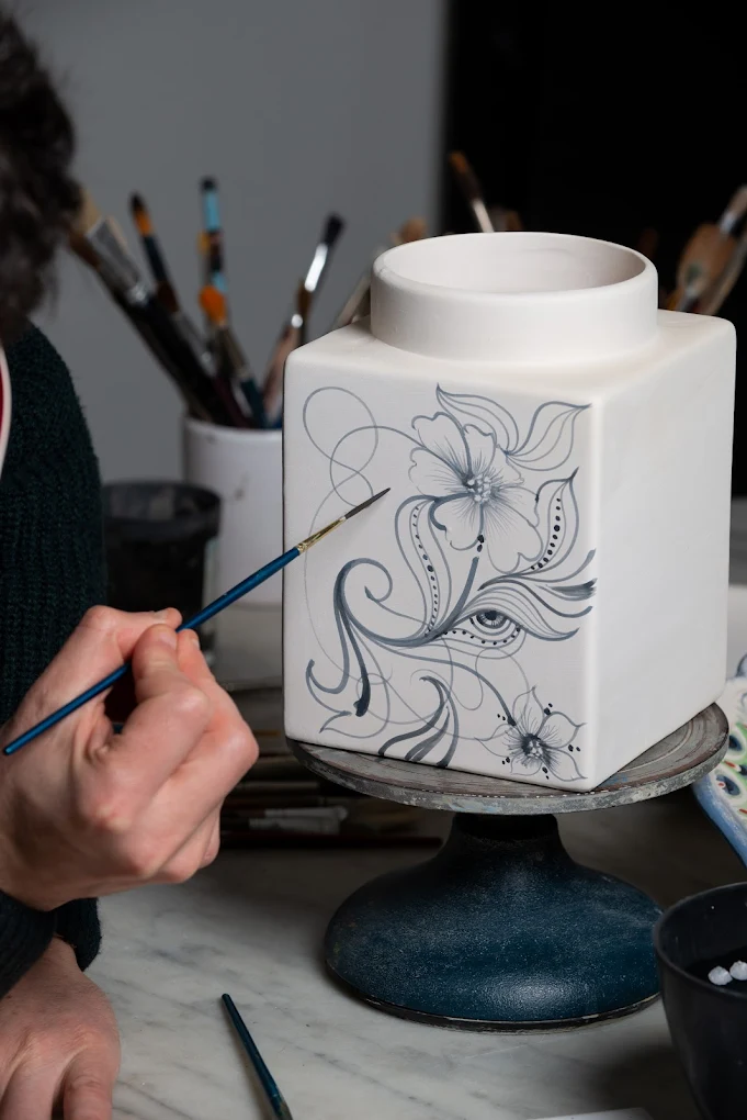 Il Codice dell'Arte — vaso in ceramica decorato a mano