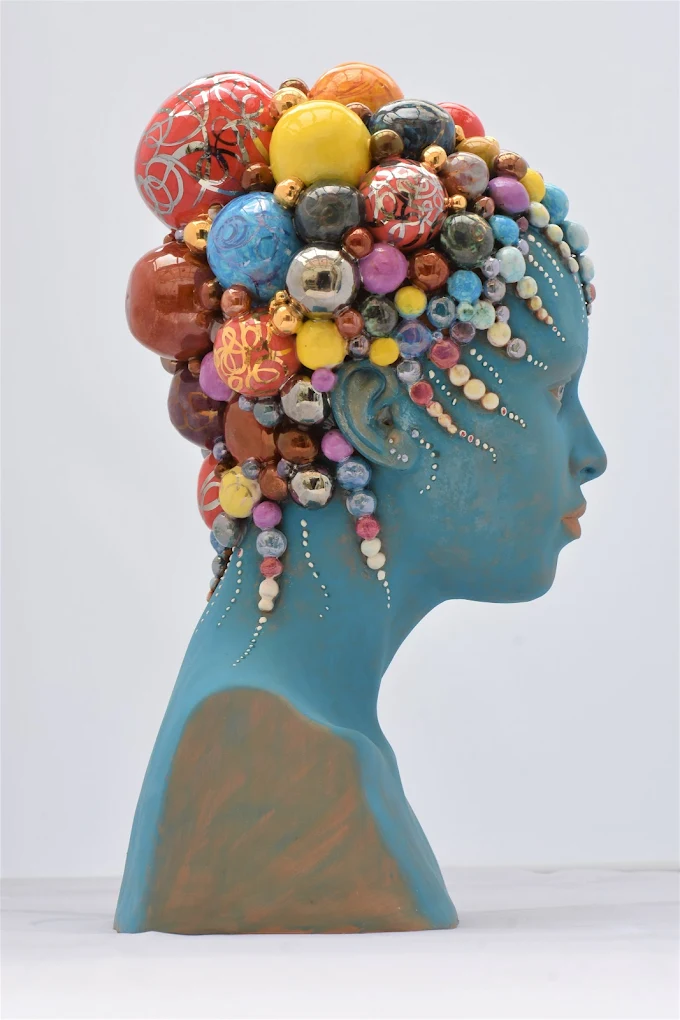 Il Codice dell'Arte — testa di scultura artistica colorata