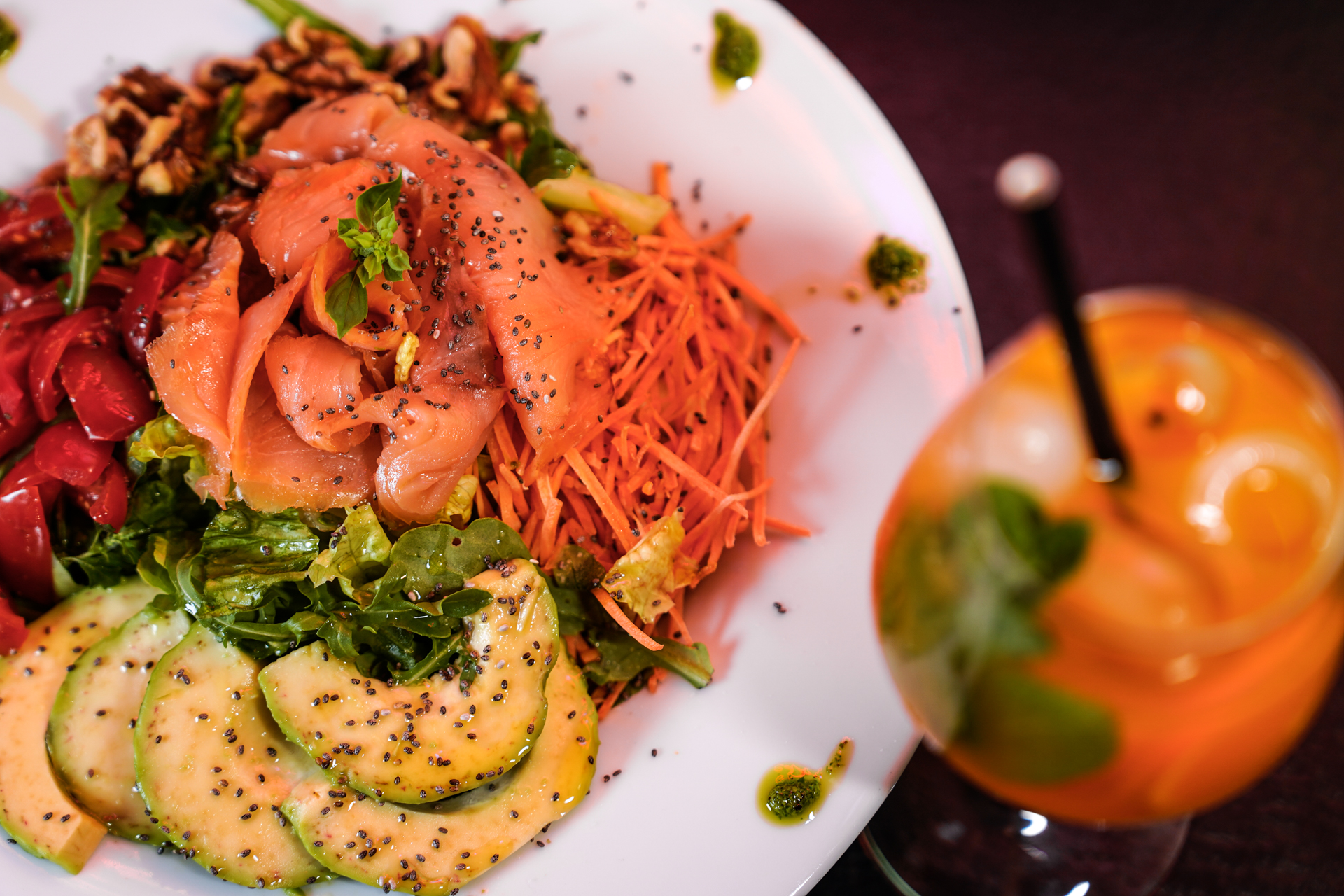 Insalatona con salmone, avocado e cocktail