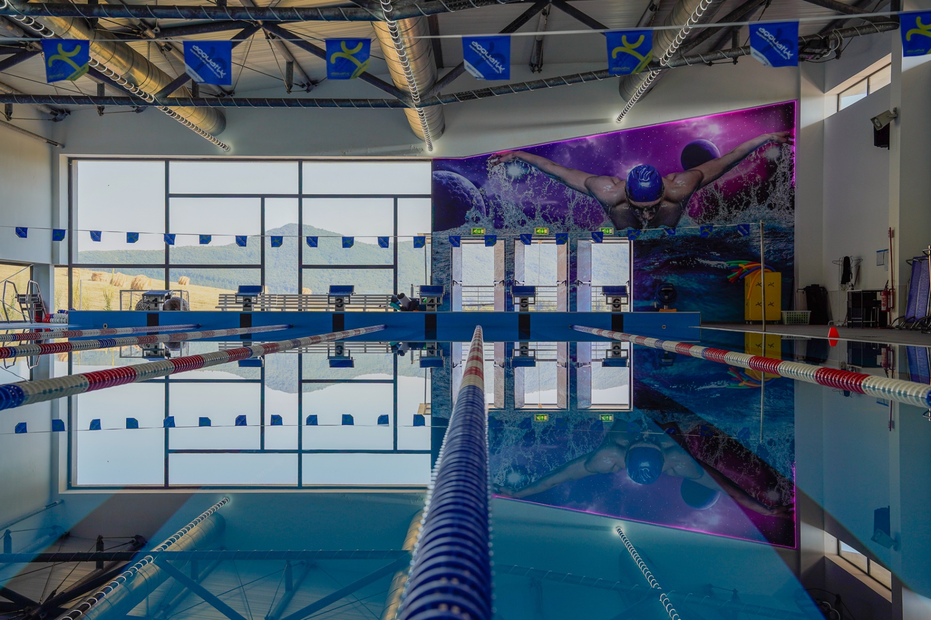 The Volume — piscina interna con grafica spaziale a parete