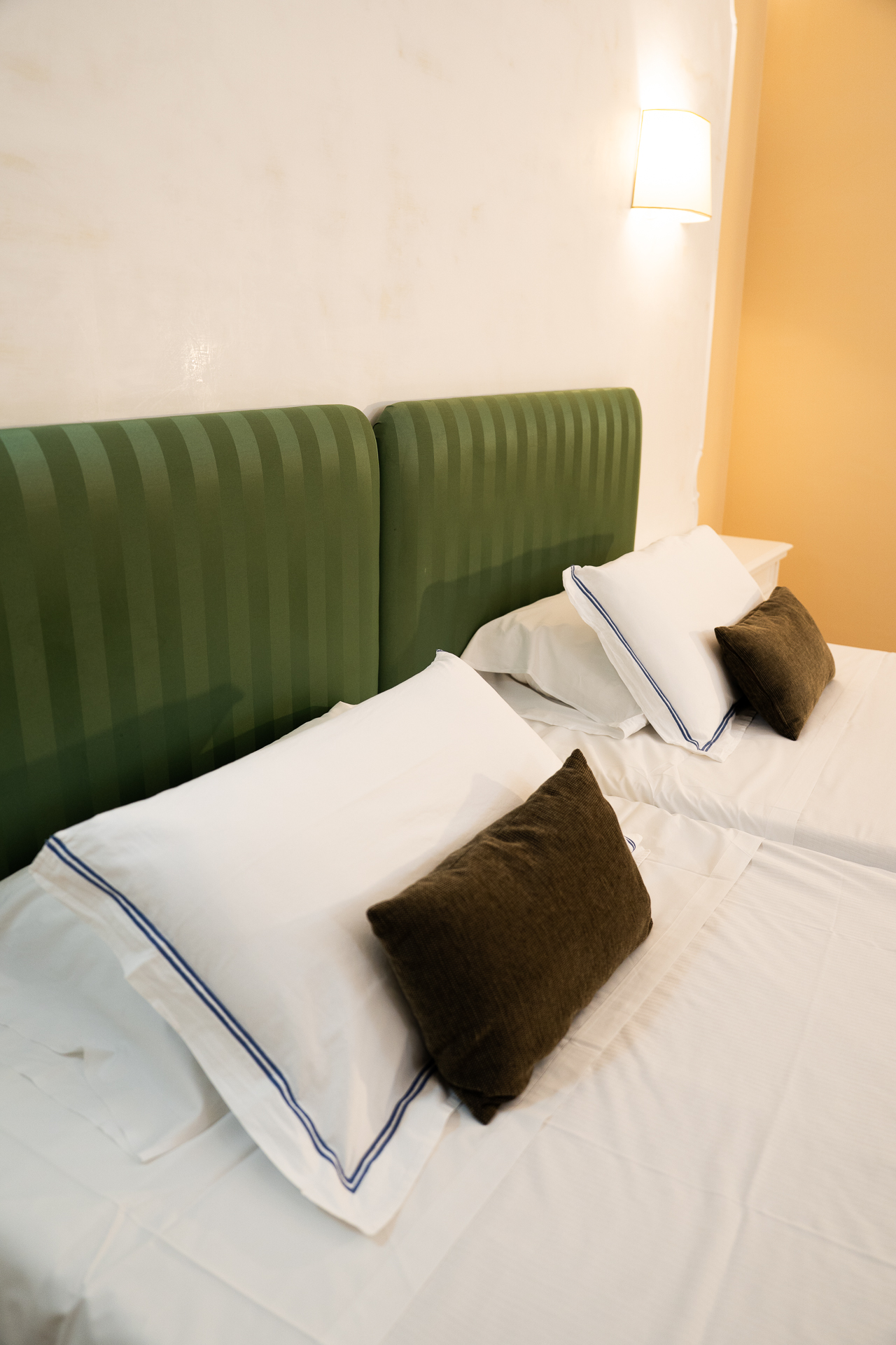 Dettaglio letti e testiera - Hotel Maga Circe