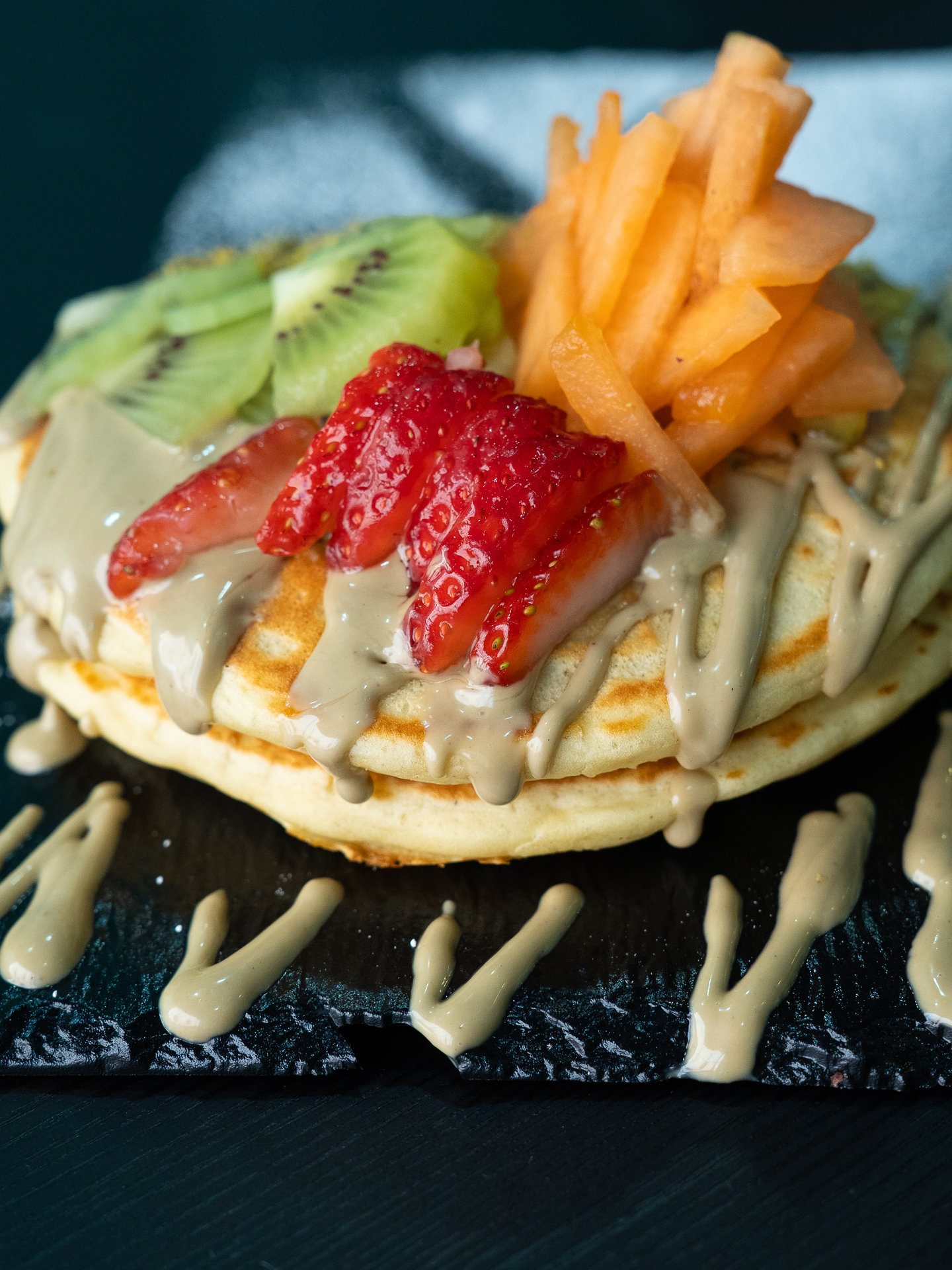 Pancake con frutta fresca, kiwi, fragole e melone con crema