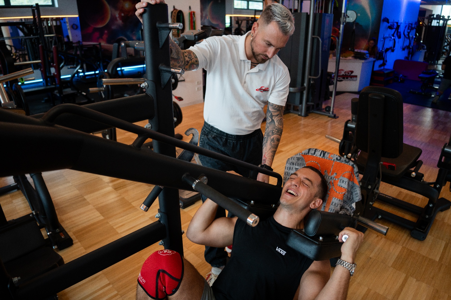 The Volume — coach segue cliente sulla panca