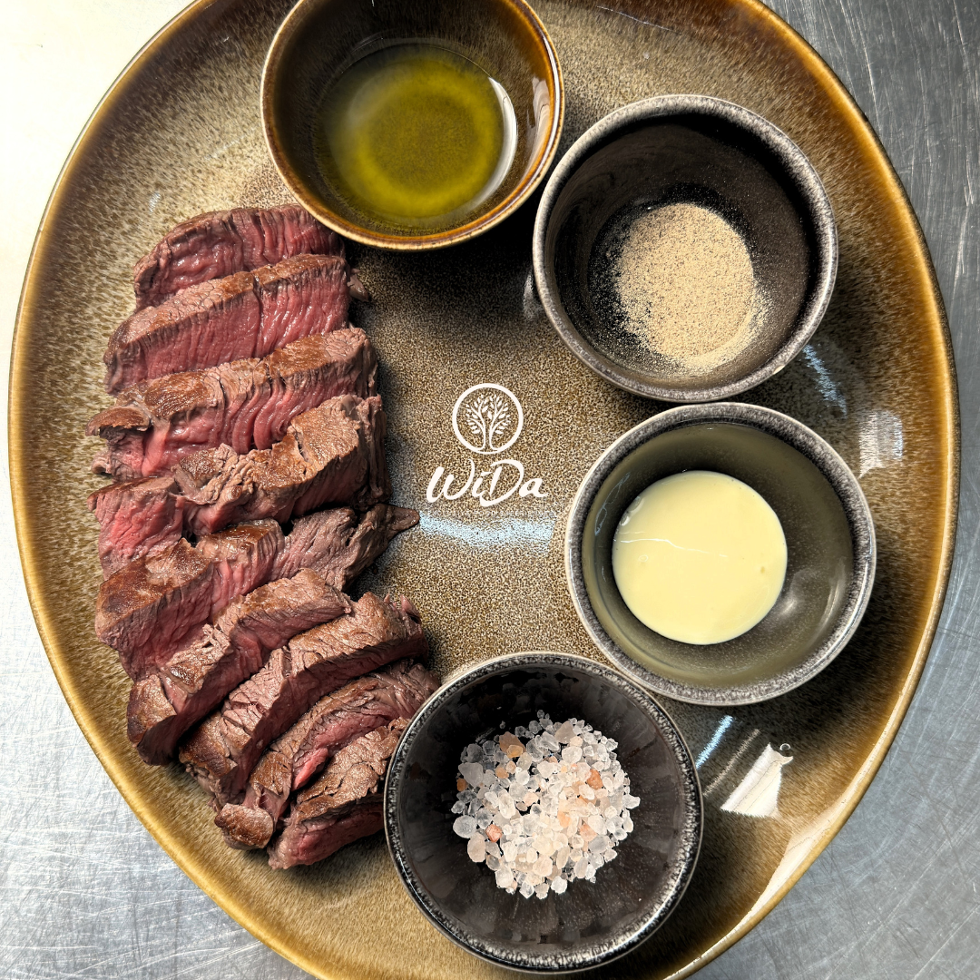 Tagliata di carne con sale, salse e olio firmata WiDa