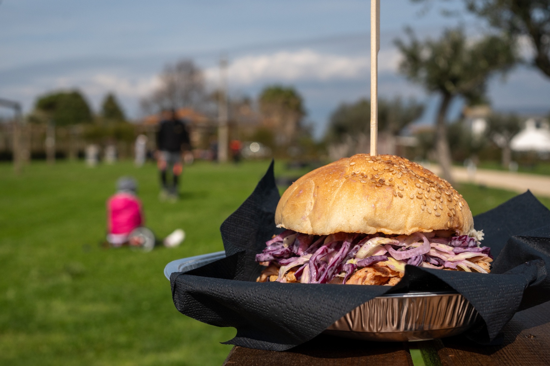 Il Noccioleto — burger servito nell'area prato