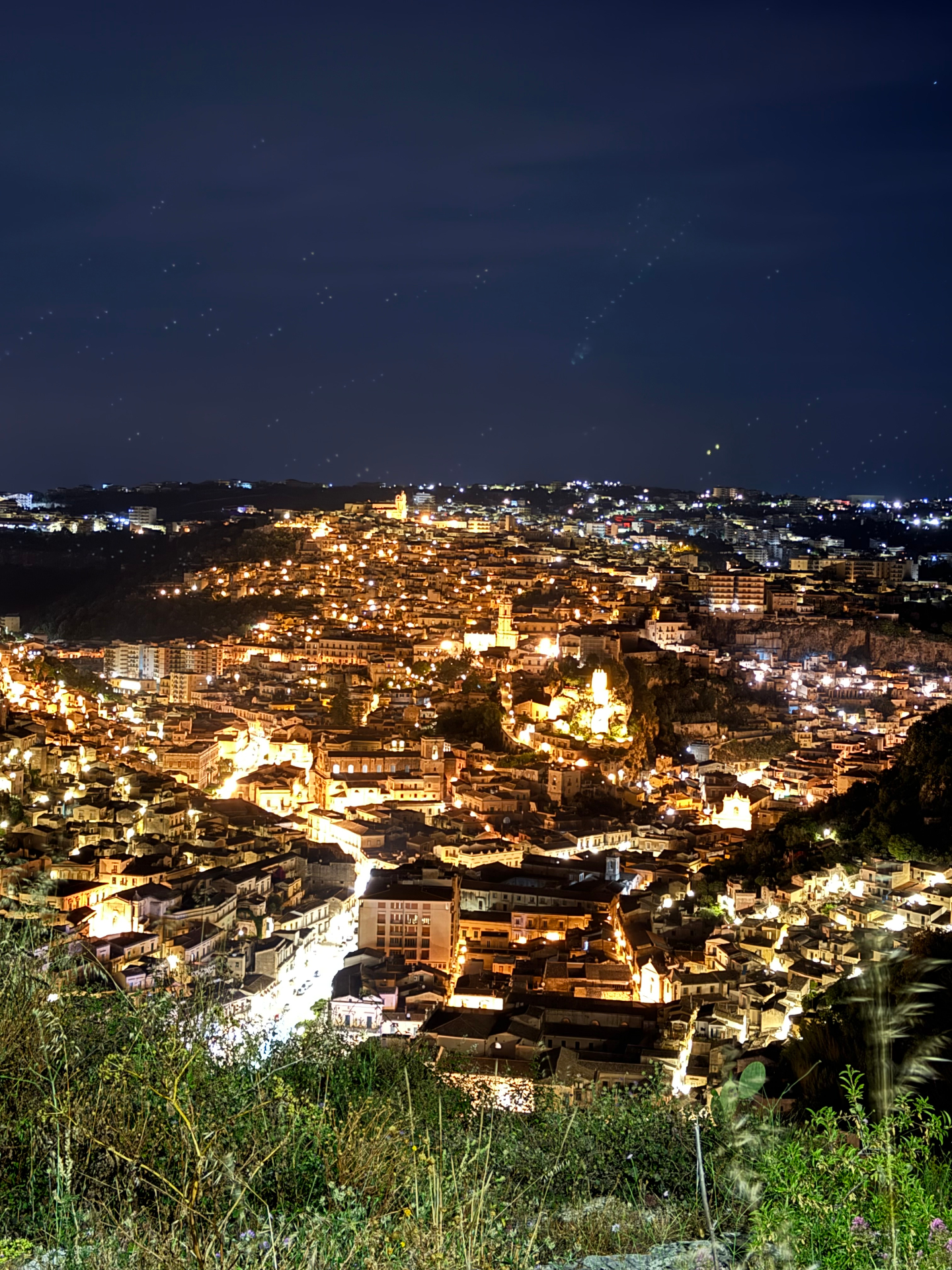 A Vista Ri L'Uocci — panorama notturno di Modica dalla struttura