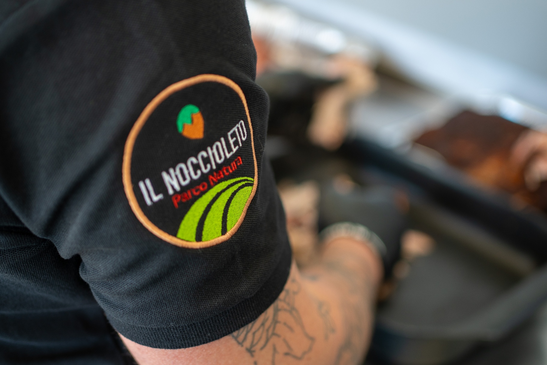 Il Noccioleto — dettaglio branding sullo staff